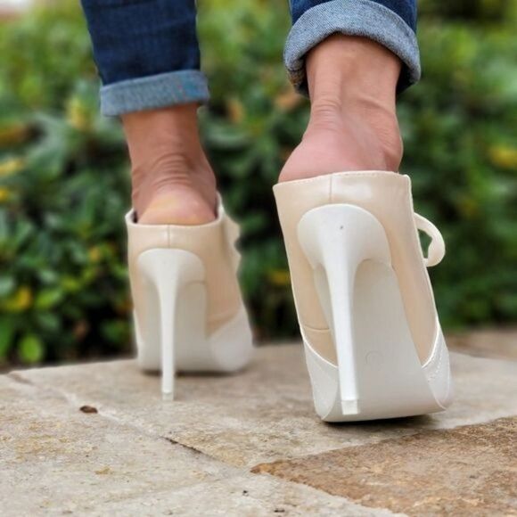 Women Nude Low Cut Pontied Toe Booties - Picture 4 of 6